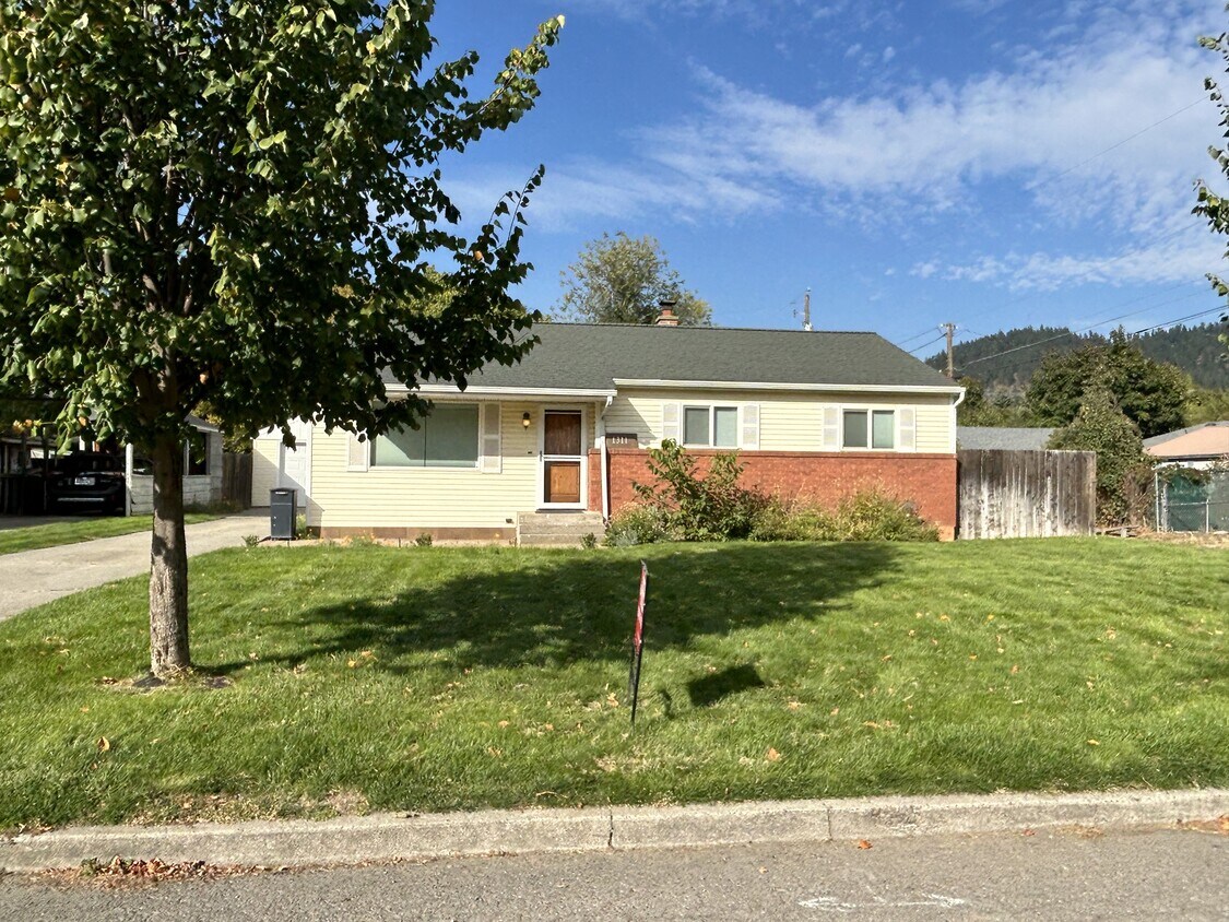 Primary Photo - 1311 E Maple Ave