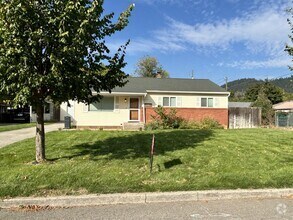 Building Photo - 1311 E Maple Ave