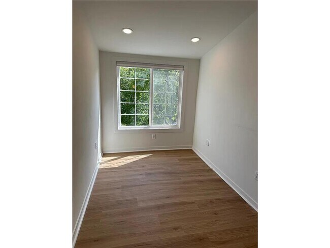 Foto del edificio - 152 Winifred St W