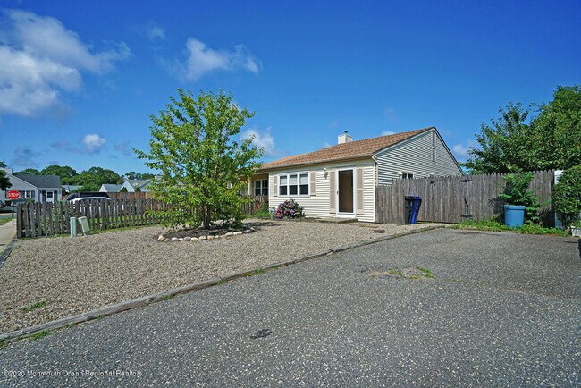 Building Photo - 571 Constable Pl