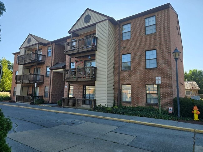 Building Photo - 800 Thomas Ct