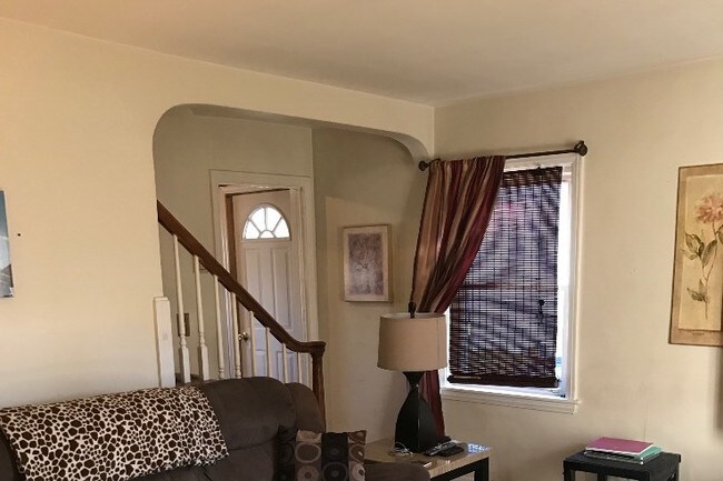 Living room (1st floor) - 364 McKenzie St N