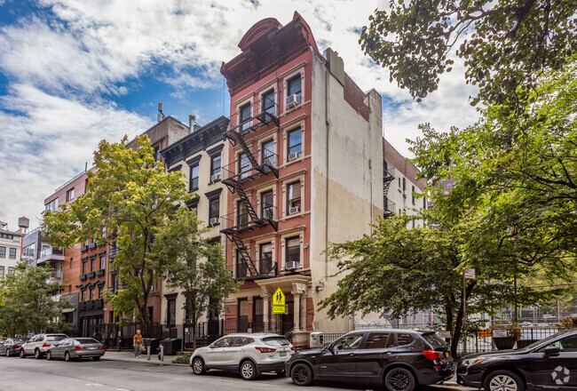 Building Photo - 310 W 18th St