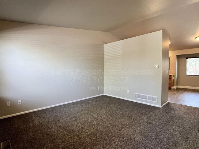 Foto del edificio - 5851 Granby Hill Dr