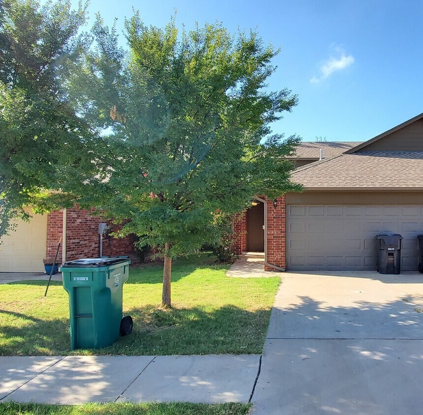Primary Photo - 3 bed, 2 Bath Yukon Duplex in Gated Community