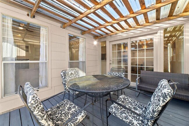 Foto del edificio - 4215 Willow Beach Dr