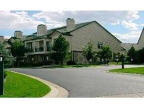 Building Photo - 1860 Shamrock Dr