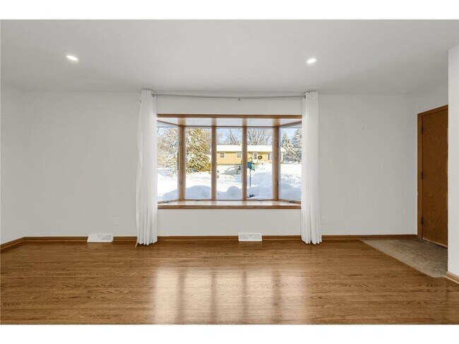 Building Photo - 1801 Victoria Cir
