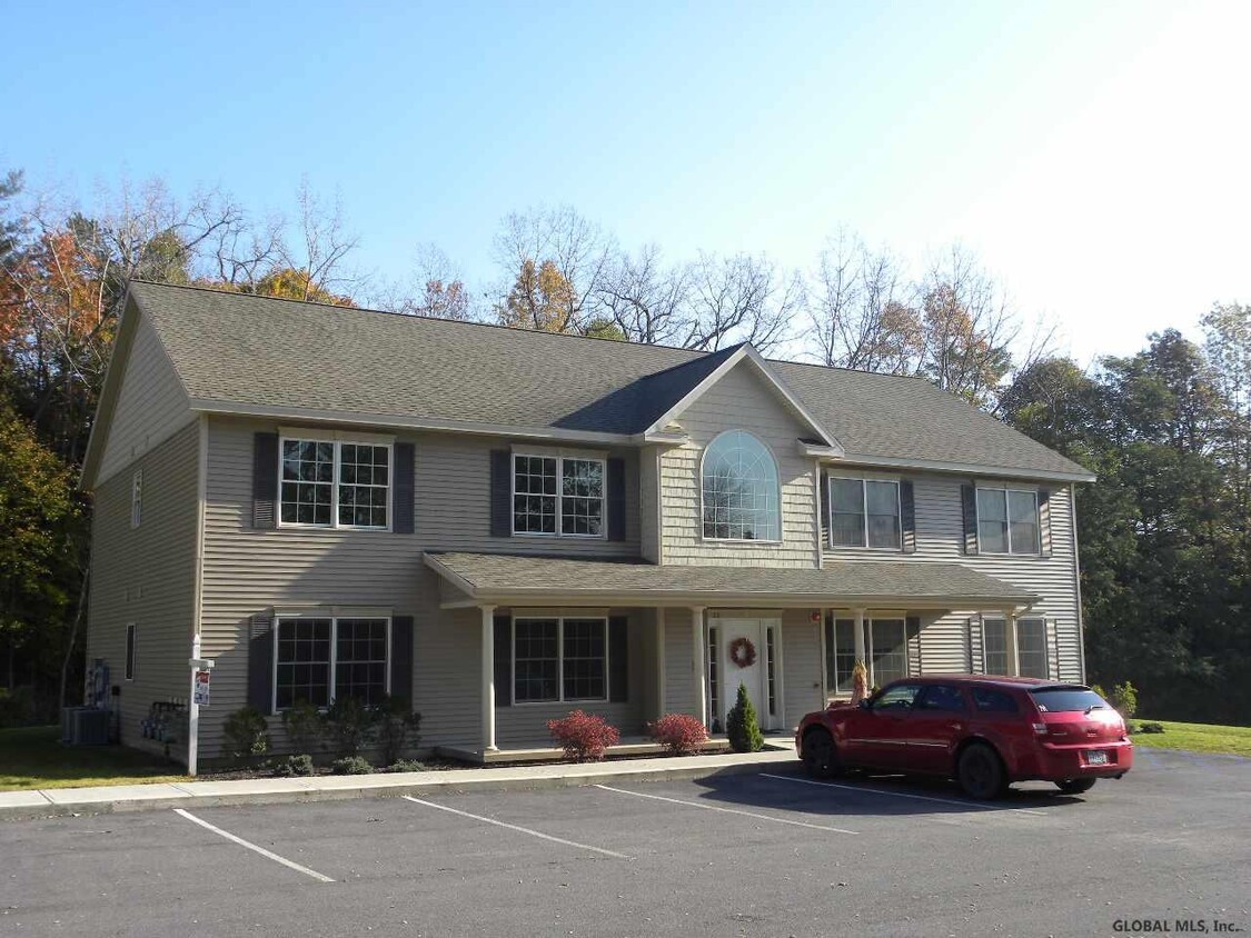 22 Mercer St Unit B, Waterford, NY 12188 Room for Rent in Waterford