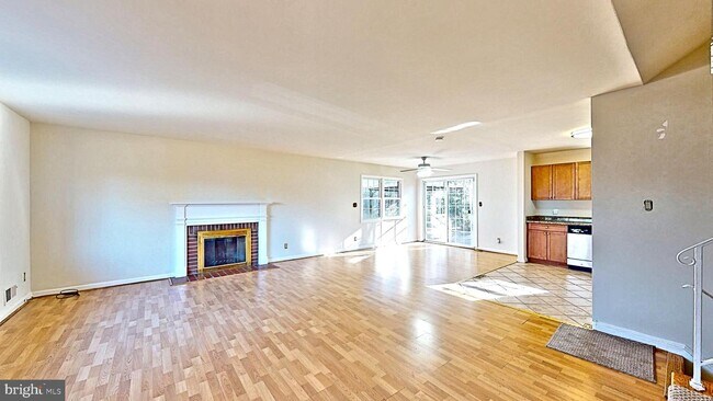 Foto del edificio - 1327 Mayflower Dr
