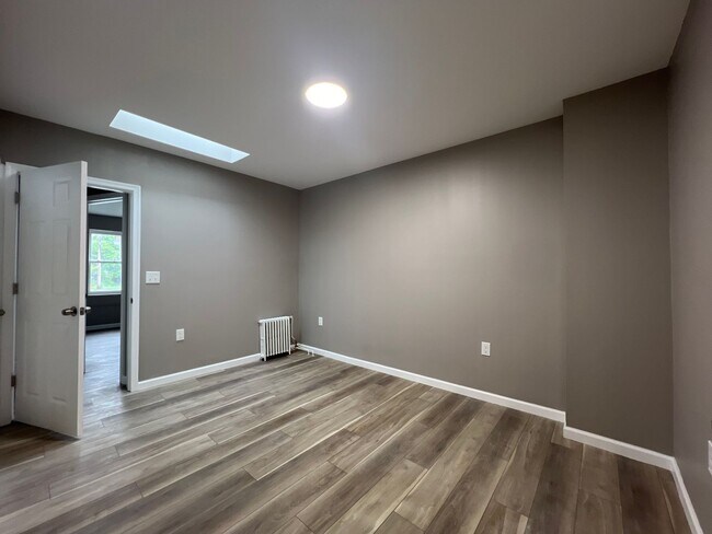 Foto del edificio - Beautiful updates in this spacious 3-bedro...