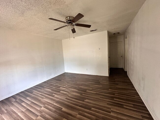 Foto del edificio - 407 W AVENUE E.