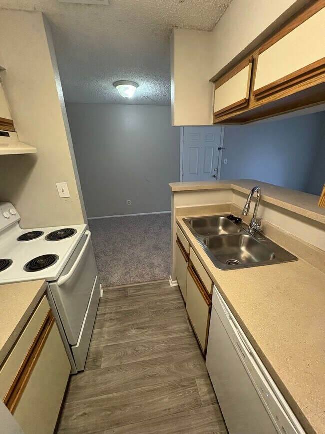 Building Photo - 1 bed 1 bath First Floor!!