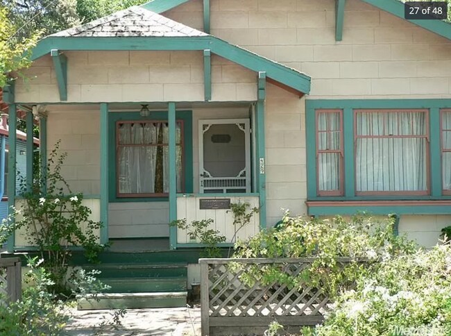 Foto del edificio - Adorable downtown Bungalow with basement