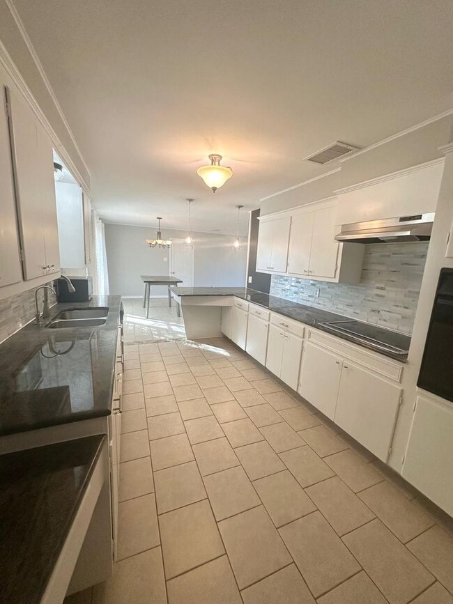 Foto del edificio - 3 Bed 2 Bath Ready to Rent ASAP! Fully remodeled bathrooms!