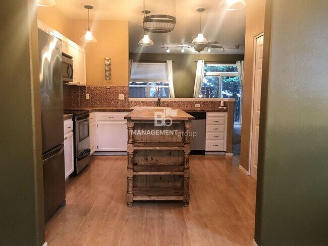 Foto del edificio - Stunning Townhome Near Progress Ridge! Gou...