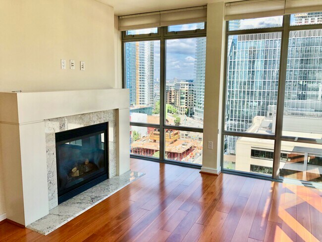 Sala de estar con chimenea y vistas - 819 Virginia St