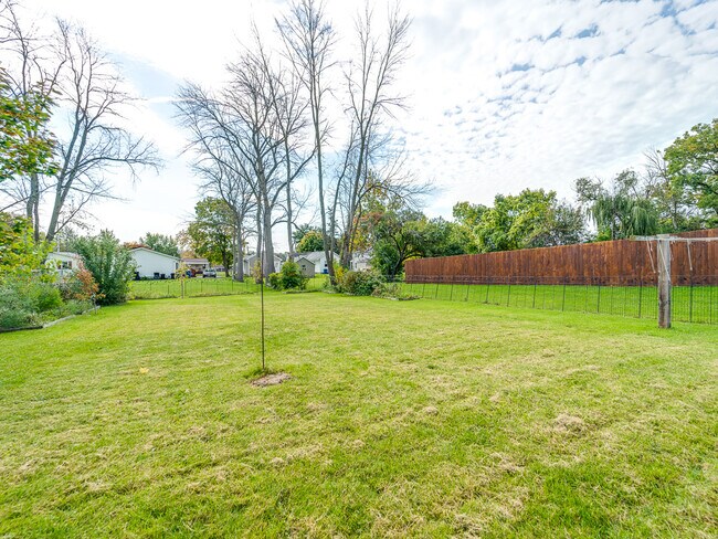 Large back yard - 81 Foster St