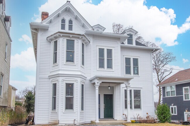 Beautiful Renovated Victorian - 14 Prospect St