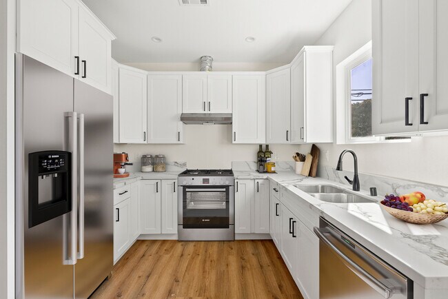 Foto del edificio - 3043 S Bronson Ave