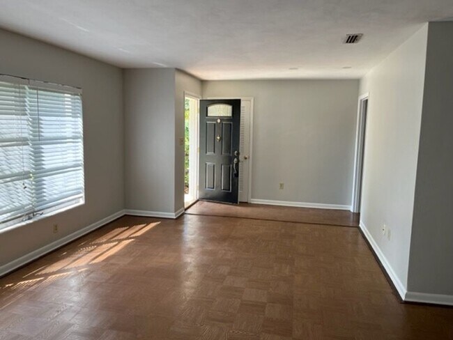 Building Photo - True Florida Home! Fantastic Location!