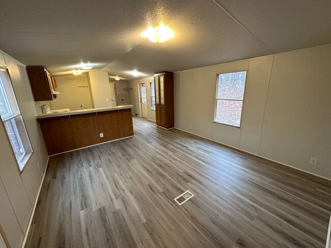 Foto del edificio - Two bedroom single wide on private lot off...