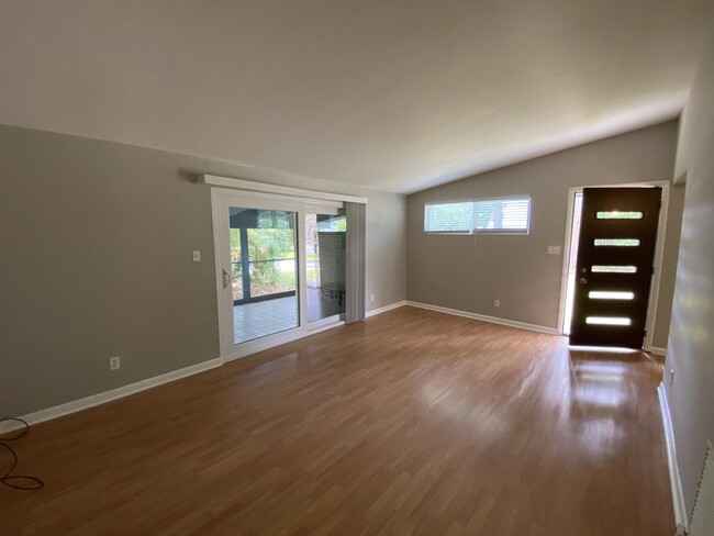 Building Photo - 604 Dyches Dr