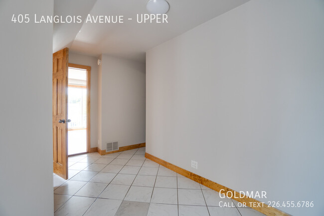 Building Photo - Cute 2 BD + Den 1 Bath Upper Duplex in the...