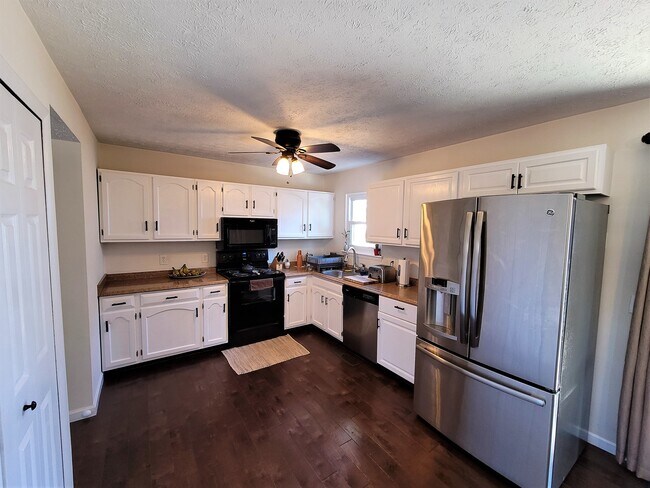Building Photo - 8001 Warton Ct
