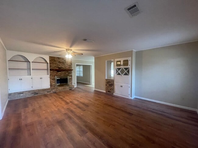 Foto del edificio - Country Feel In The City! A Must See!