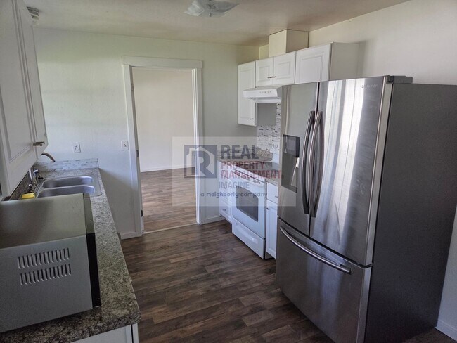 Foto del edificio - Updated 5 Bedroom Home!