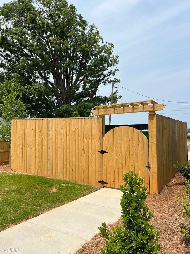 Foto del edificio - 2 br, 2.5 bath House - 3704 S Mebane St