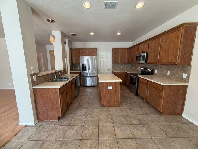 Building Photo - 221 Turnberry Dr