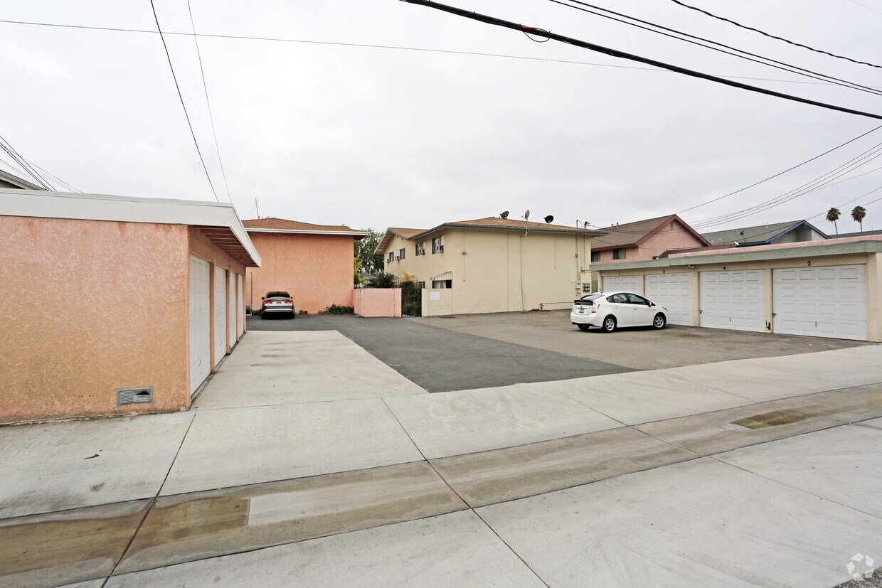 Building Photo - 4061 Green Ave