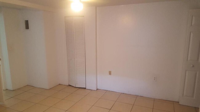 Foto del edificio - 827 Paris Ave. S. Unit B
