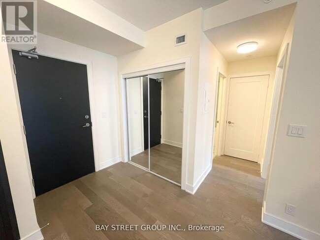 Photo du bâtiment - 1575-1575 Lakeshore Rd W