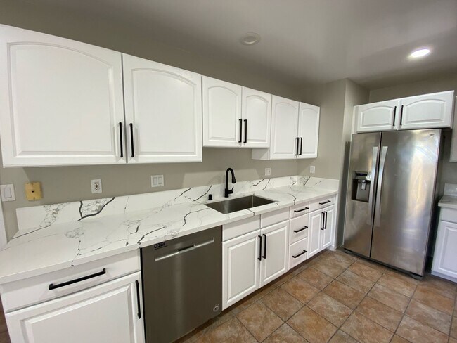 Foto del edificio - Remodeled Home w/ Detached Garage
