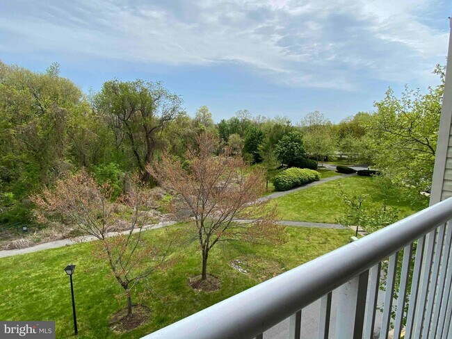 Foto del edificio - 14200 Farnsworth Ln