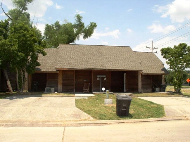 Bungalow with Private Fenced Back Yard. Wa... - Bungalow with Private Fenced Back Yard. Wa... House