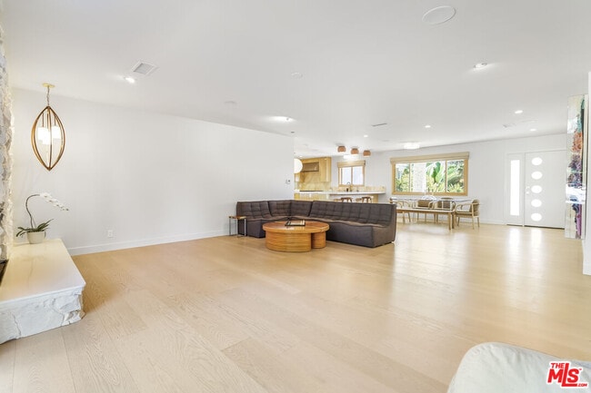 Building Photo - 375 S Surfview Dr