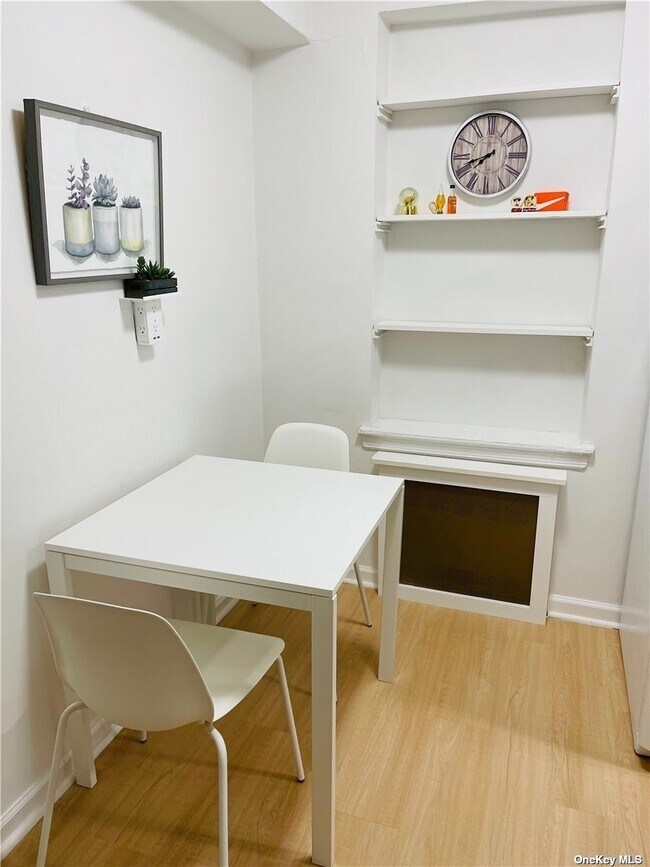 Foto del edificio - 64-48 Booth St
