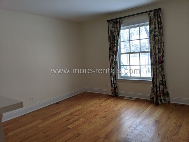 Building Photo - Why rent an apartment?  2 bdr Grandview ho...