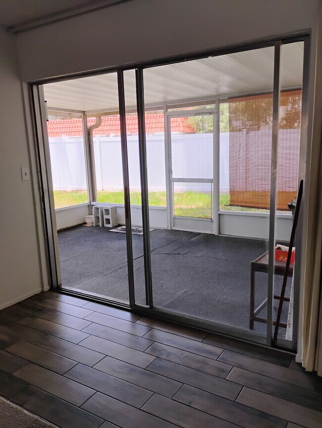 Cuarto de servicio con puerta trasera y porche cubierto aquí - 2831 Swifton Dr