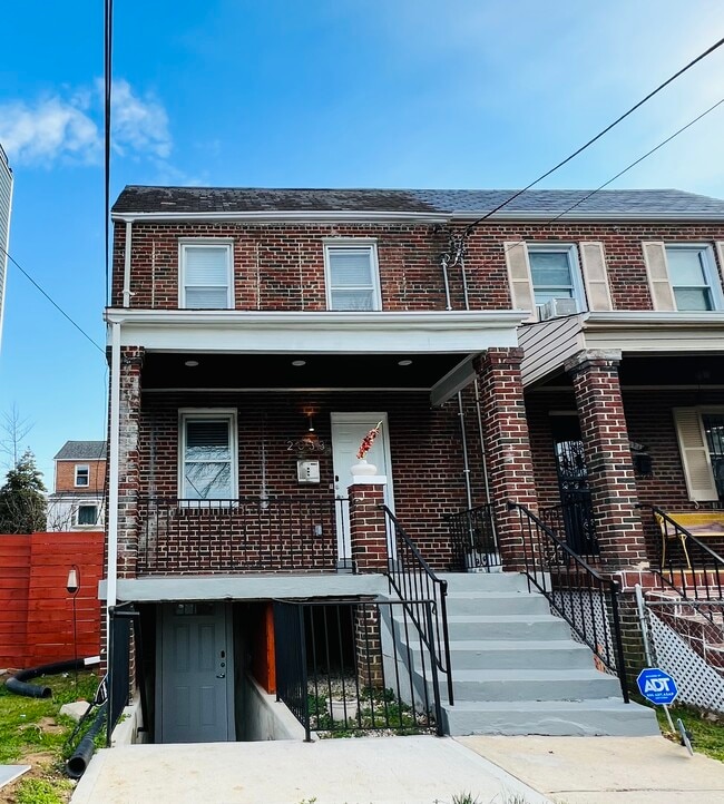 Building Photo - 2033 R St SE