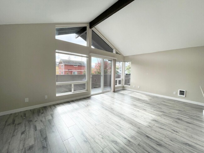 Foto del edificio - 14320 Roosevelt Way N