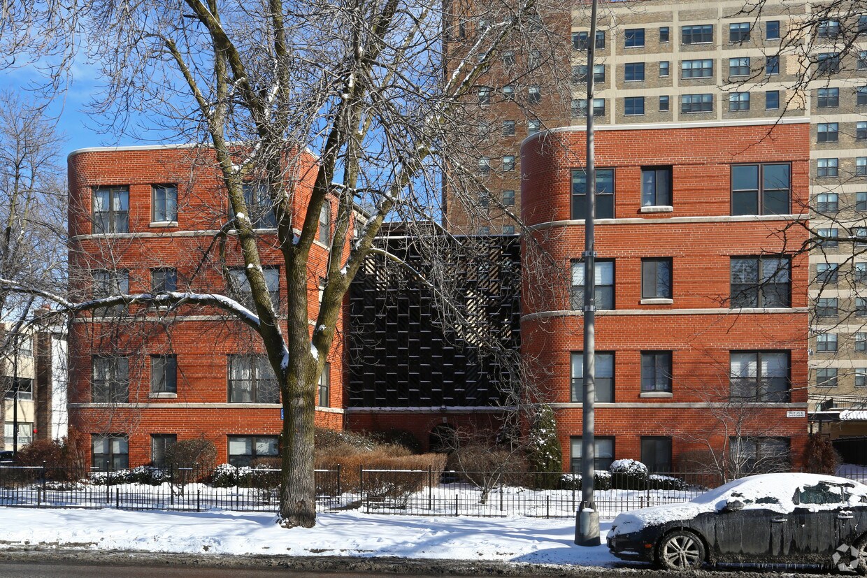 Building Photo - 7425 N Sheridan Rd