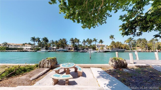 Building Photo - 9720 W Bay Harbor Dr