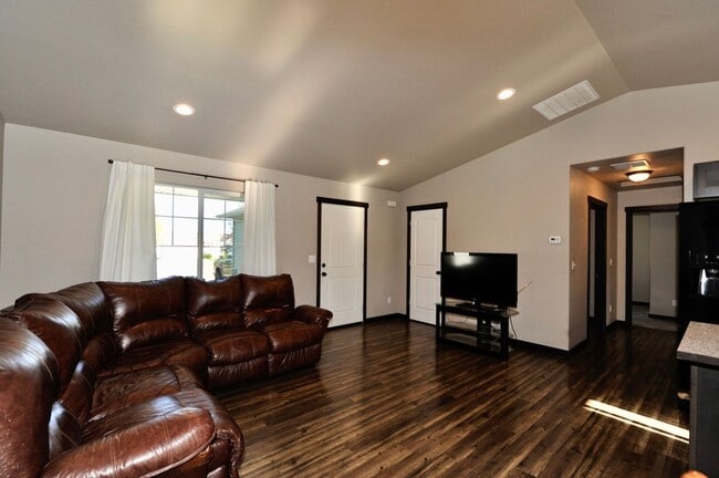 Building Photo - 3 bed 2 bath Rancher