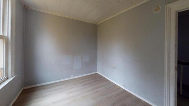 Building Photo - 10 Locust St