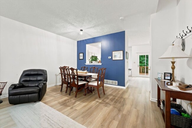 Building Photo - Town Home in Popular North Pointe
